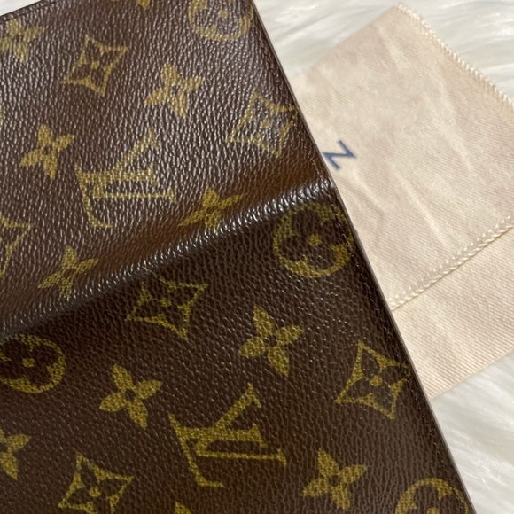 Available ✨
LOUIS VUITTON BRAZZA WALLET MONOGRAM - Picture 4 of 16
